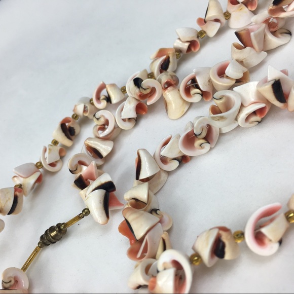 Pair of Curly Shell Luhuanus Beaded Necklaces - Picture 7 of 8